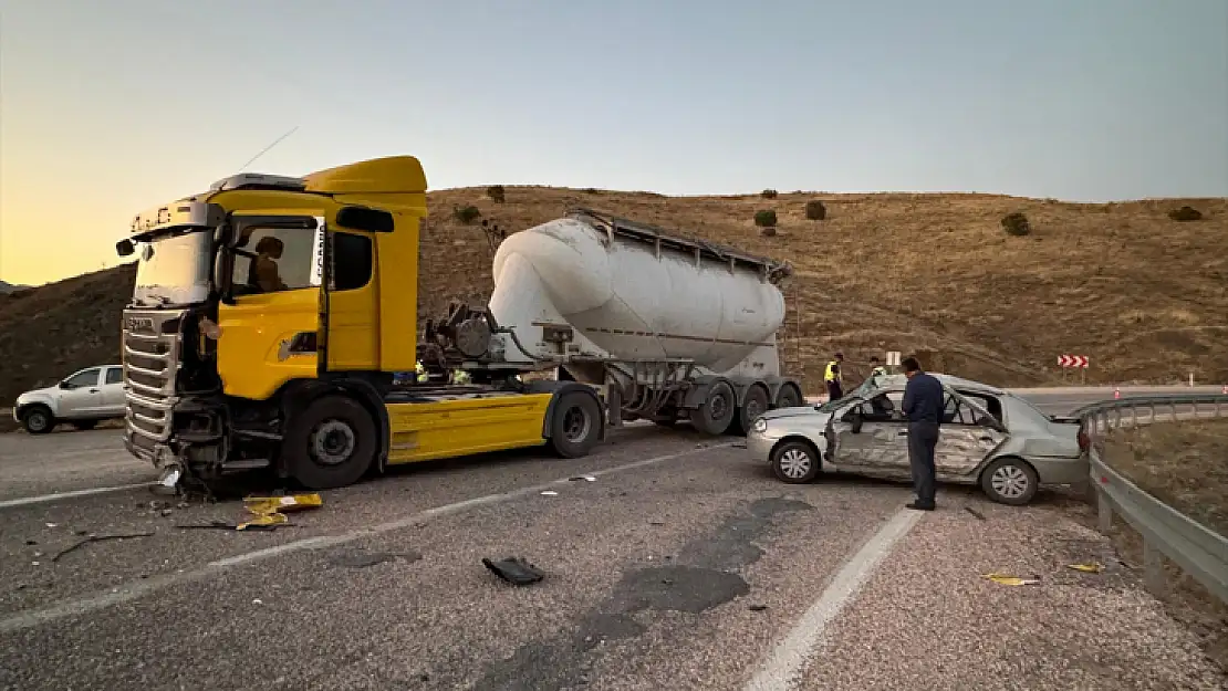 Tır ile çarpışan otomobildeki 5 kişi yaralandı