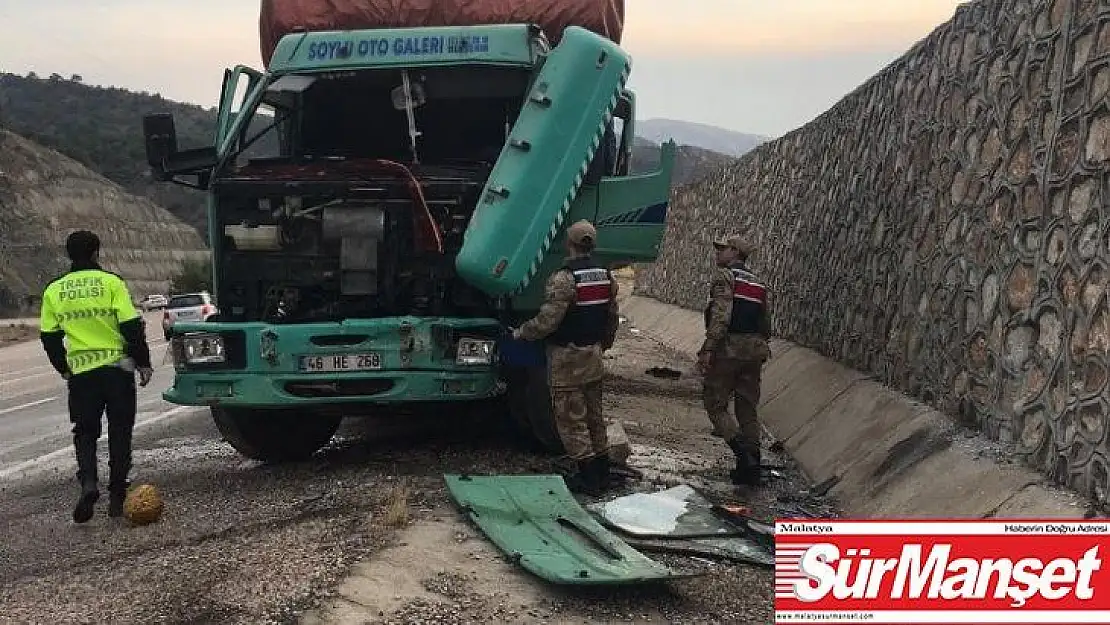 Tır istinat duvarına çarptı: 1 yaralı