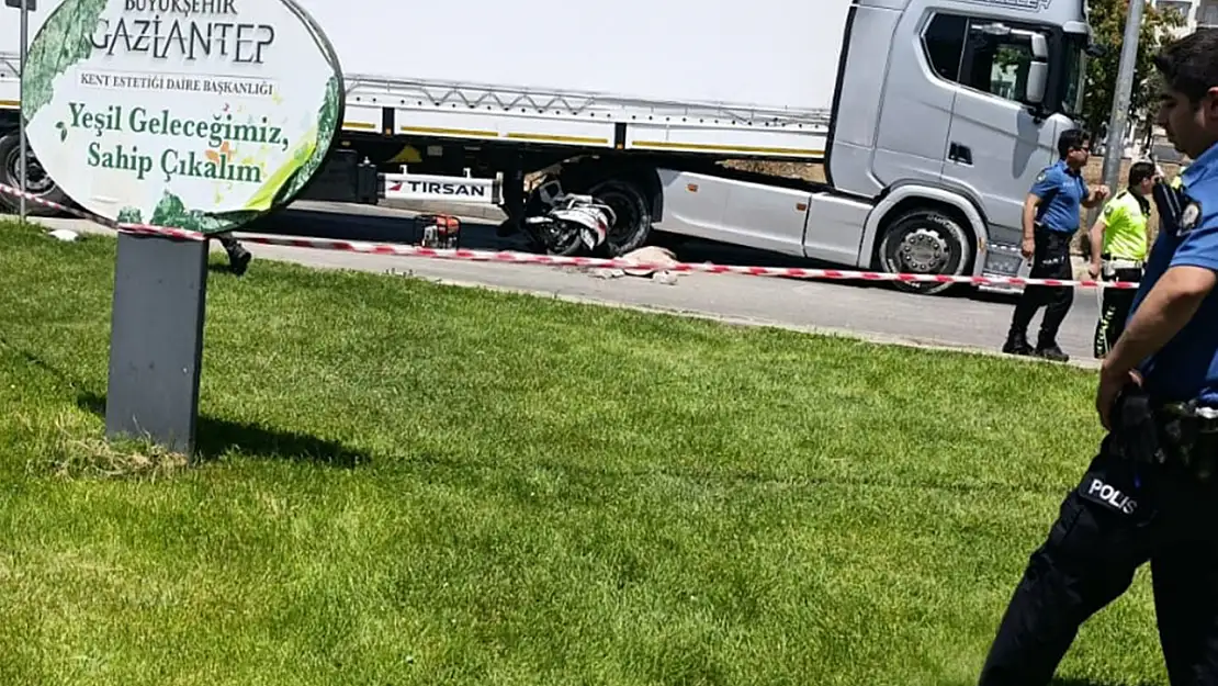 Tır ve Motosiklet Çarpıştı 2 Ölü