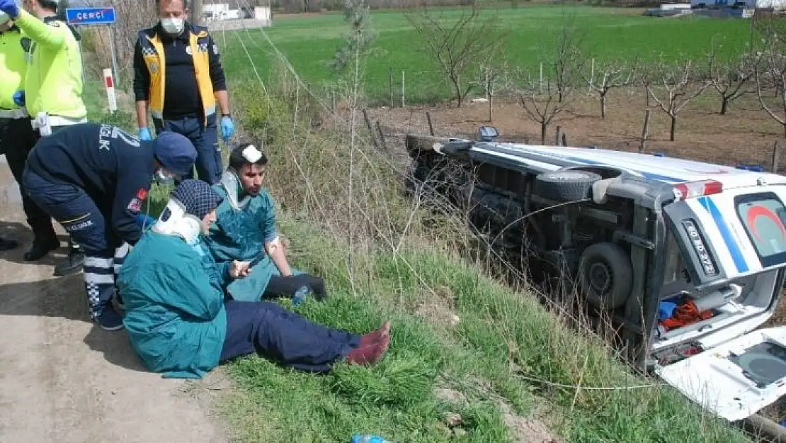 Tokat'ta kalp krizi geçiren hastayı taşıyan ambulans devrildi:  4 yaralı