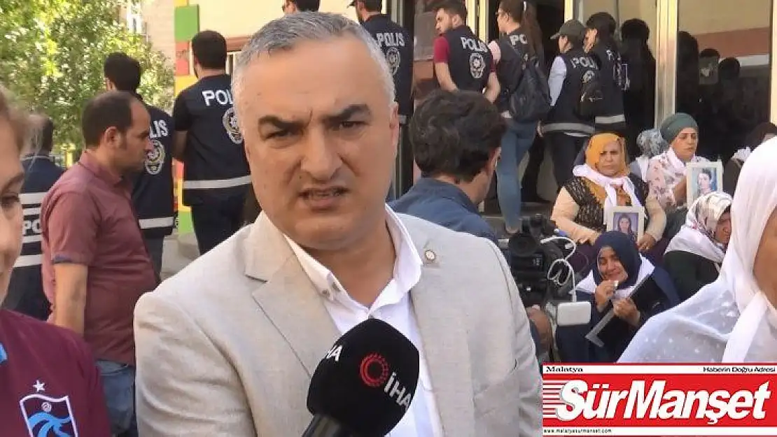 Trabzon Şehit Aileleri Derneği HDP önünde Türk bayrağı açtı