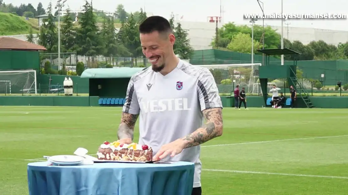 Trabzonspor, Alanyaspor maçı hazırlıkları - Basın mensupları Marek Hamsik için pasta kesti