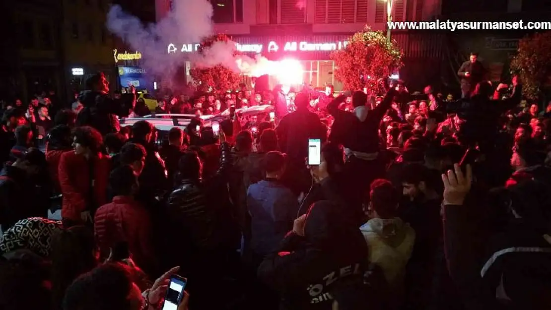 Trabzonsporlu taraftarlar Fenerbahçe maçı beraberliğini kutladı