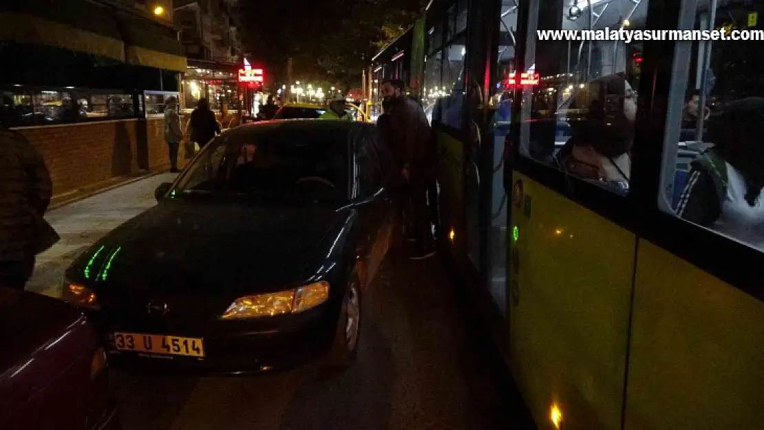 Trafiği felç eden hatalı parka vatandaş müdahale etti