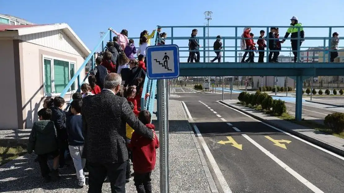 Trafik eğitim parkında çocuklara trafik eğitimi verildi