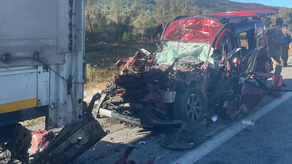 Trafik Faciası 3 Kişi Hayatını Kaybetti 2 Yaralı Yoğun Bakımda