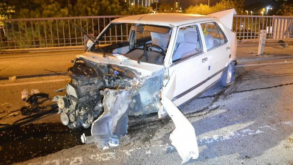 Trafik ışıklarına ve bariyerlere çarpan otomobil hurdaya döndü: 2 yaralı
