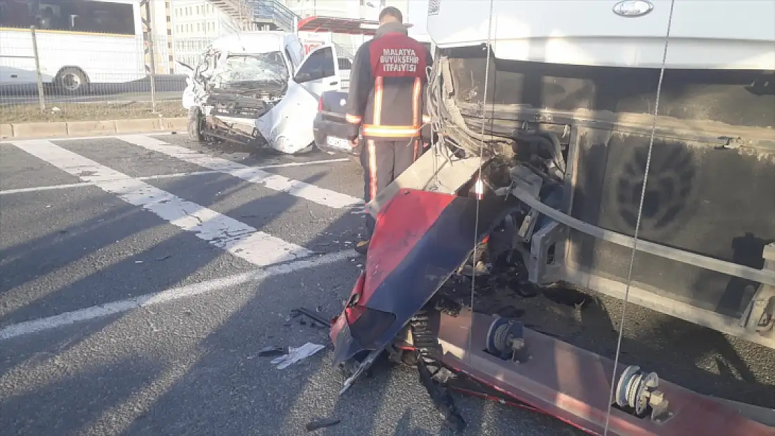 Trafik Kazasında 1 Çocuk Öldü 2 Kişi Yaralandı