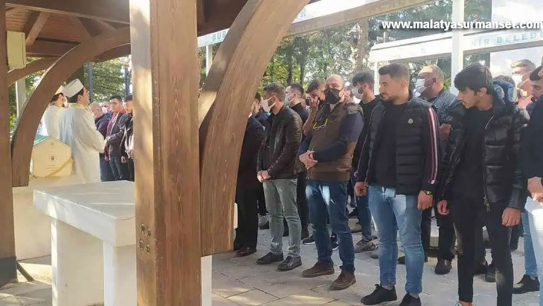 Trafik kazasında hayatını kaybeden 20 yaşındaki genç kız son yolculuğuna uğurlandı