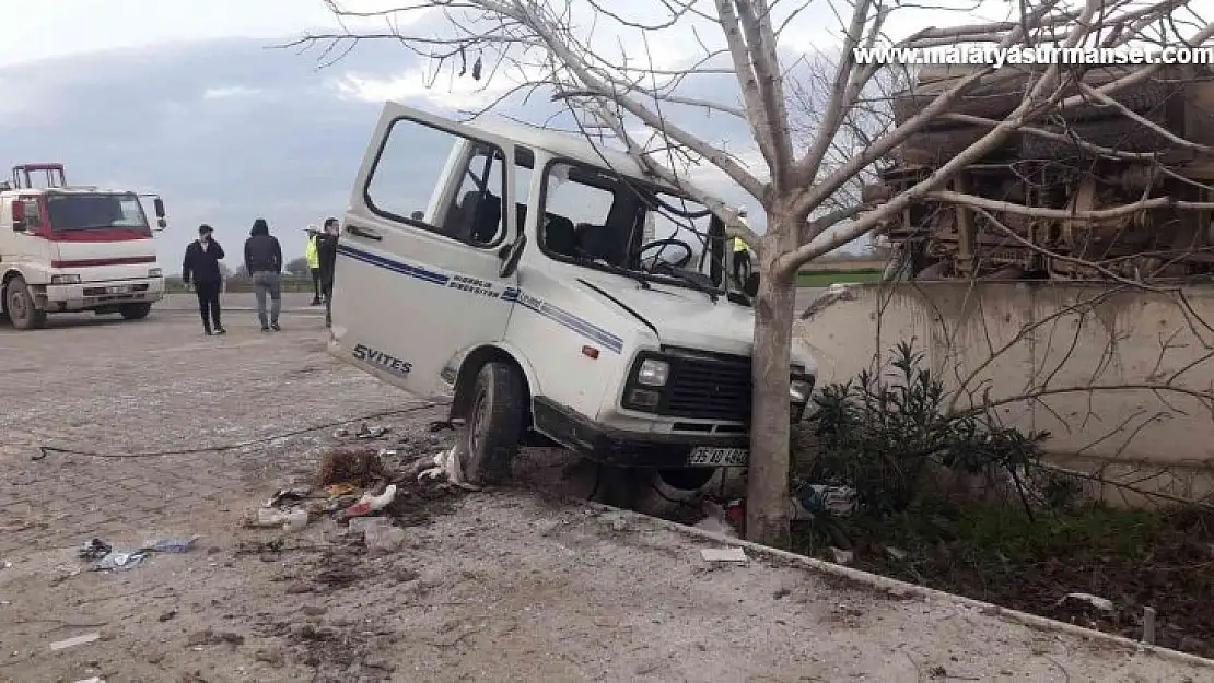 Trafik kazasında kamyonet ikiye bölündü