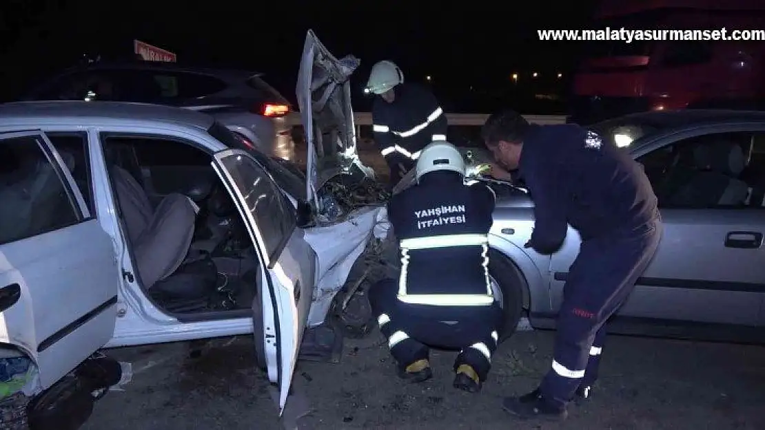 Trafikte korku dolu anlar, bir anda araç üzerlerine uçtu: 3'ü ağır 4 yaralı