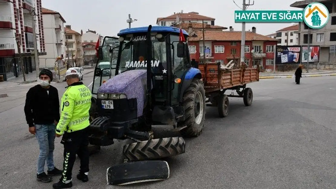 Traktör ile otomobil çarpıştı: 4 yaralı