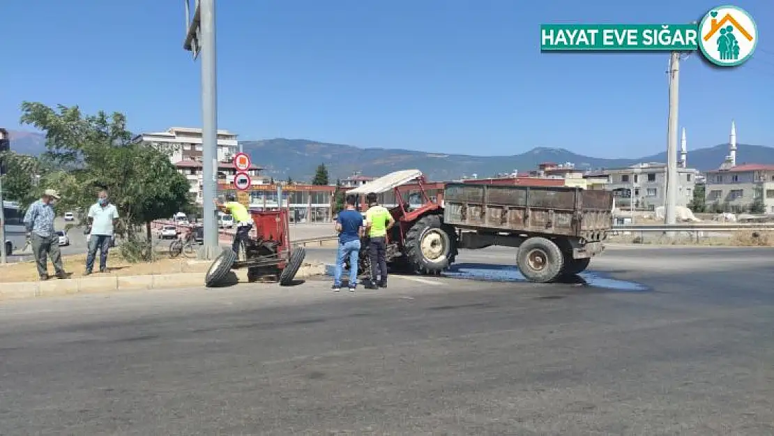 Traktörün ikiye ayrıldığı kaza güvenlik kamerasına yansıdı