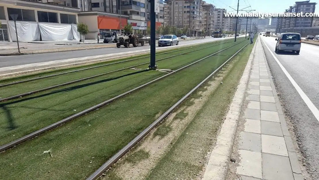 Tramvay genç kıza çarptı: 1 yaralı