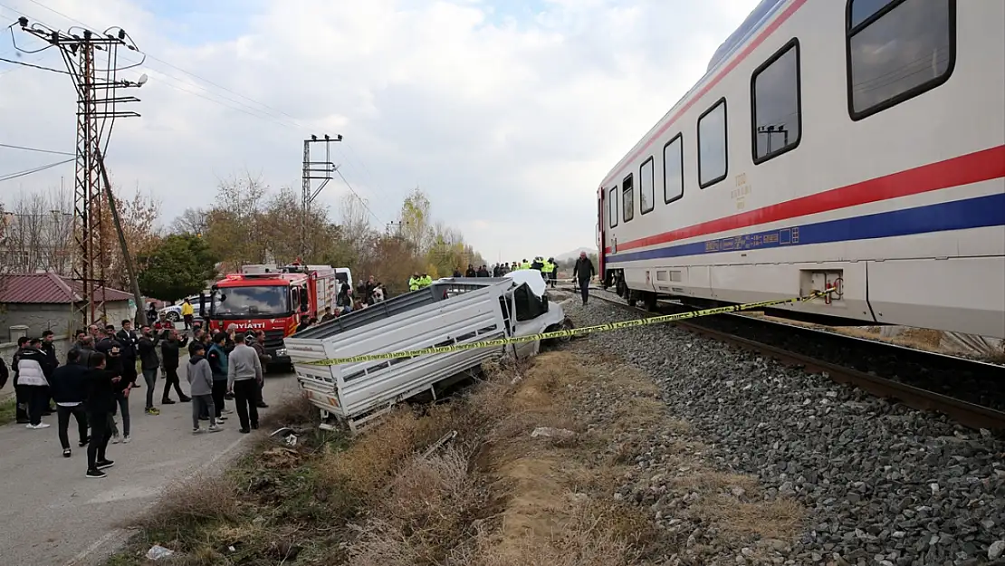 Tren Kamyonete Çarptı 1 Ölü 1 Yaralı