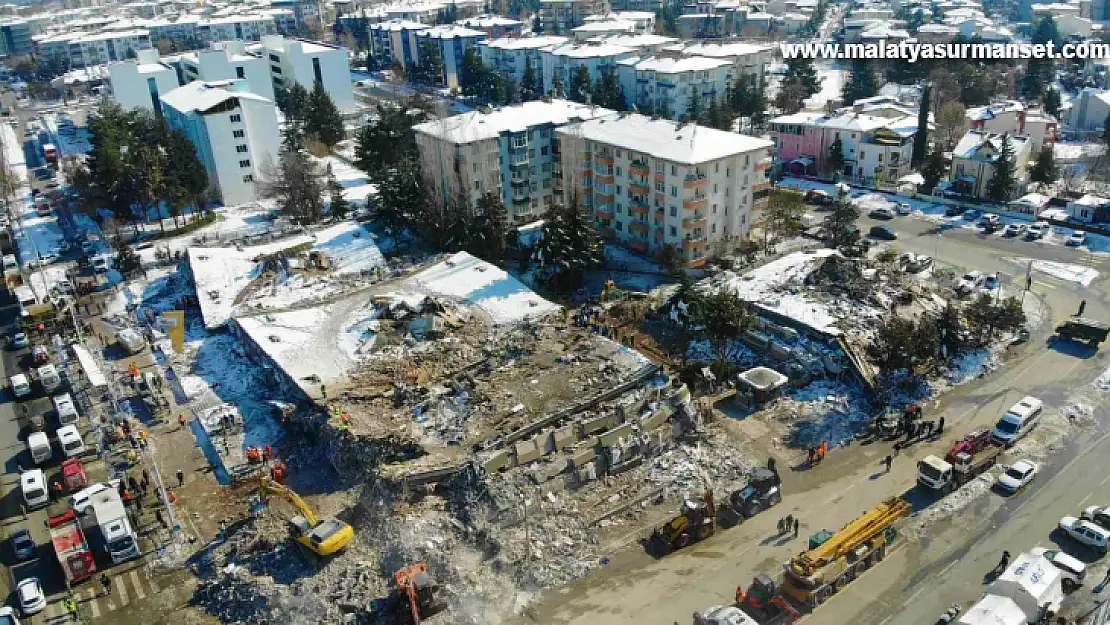 TSK arama-kurtarma ekipleri, enkaz alanında vatandaşların bulunması için yoğun çaba sarf ediyor