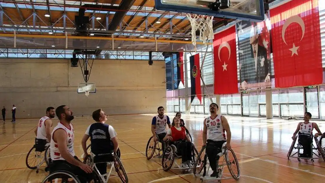 TSK Tekerlekli Sandalye Basketbol Takımı TED Ankara Koleji'ne konuk oldu