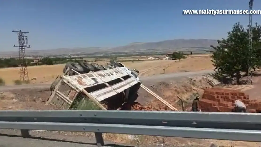 Tuğla yüklü kamyon devrildi: 1 yaralı