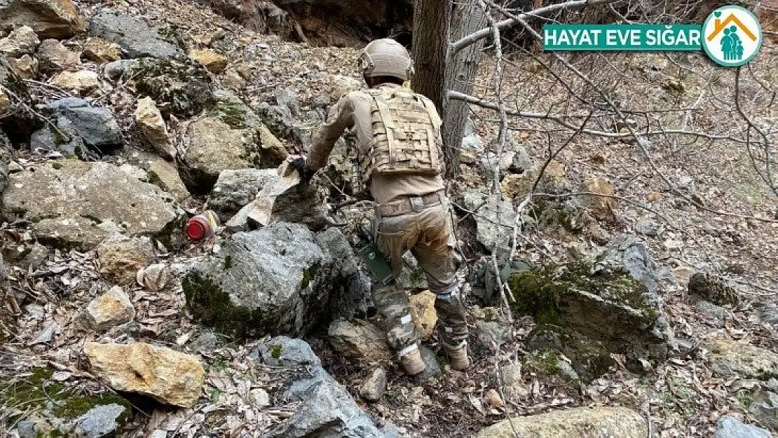 Tunceli'de teröristlere ait iki sığınak imha edildi