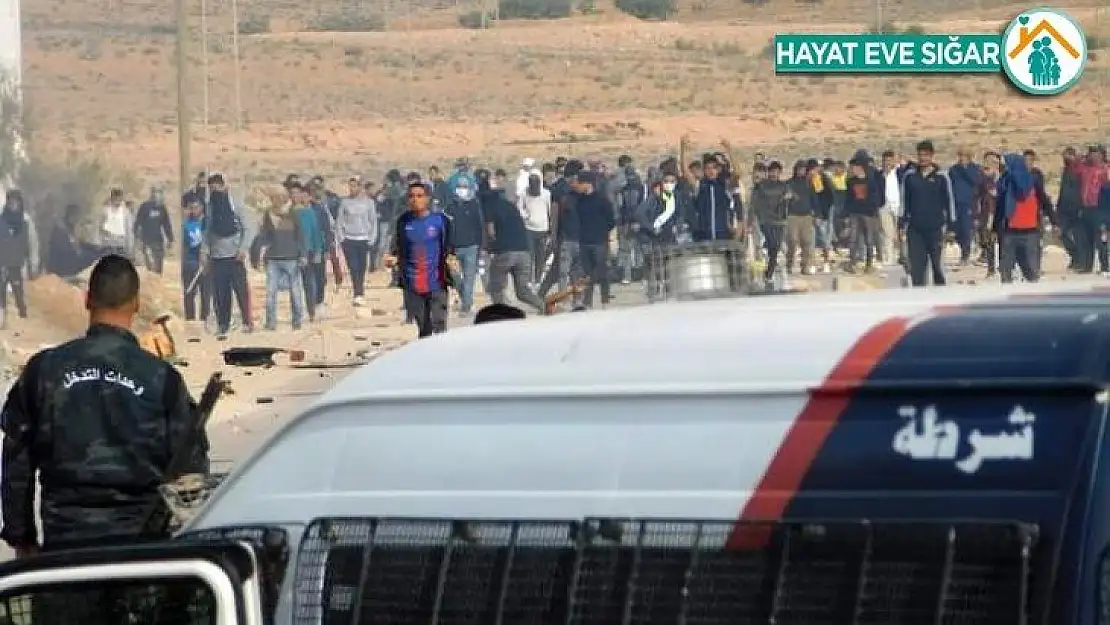 Tunus'ta halk kötüleşen yaşam koşullarını protesto etti