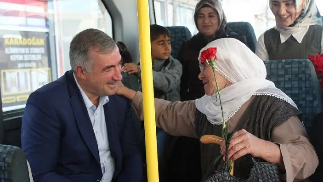 Turanlı'dan kadınlara karanfil