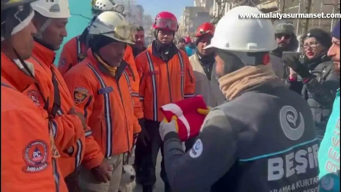 Türk arama kurtarma ekibinden Venezüellalı ekibe Türk bayrağı hediyesi