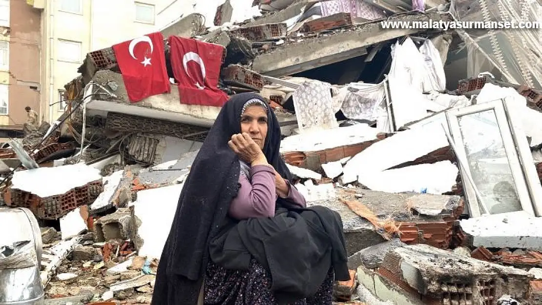 Türk bayrağı enkazda bile yere düşürülmedi