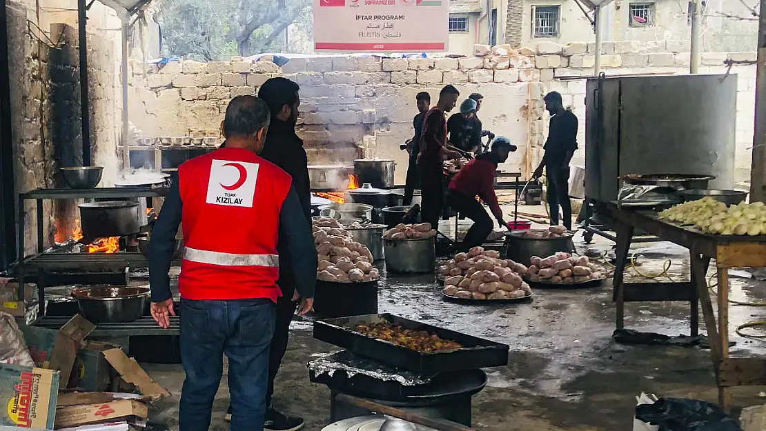 Türk Kızılay Gazze'de Her Gün 30 Bin Kişilik İftar Veriyor