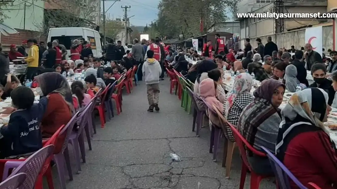 Türk Kızılay'ından mahalleye iftar yemeği