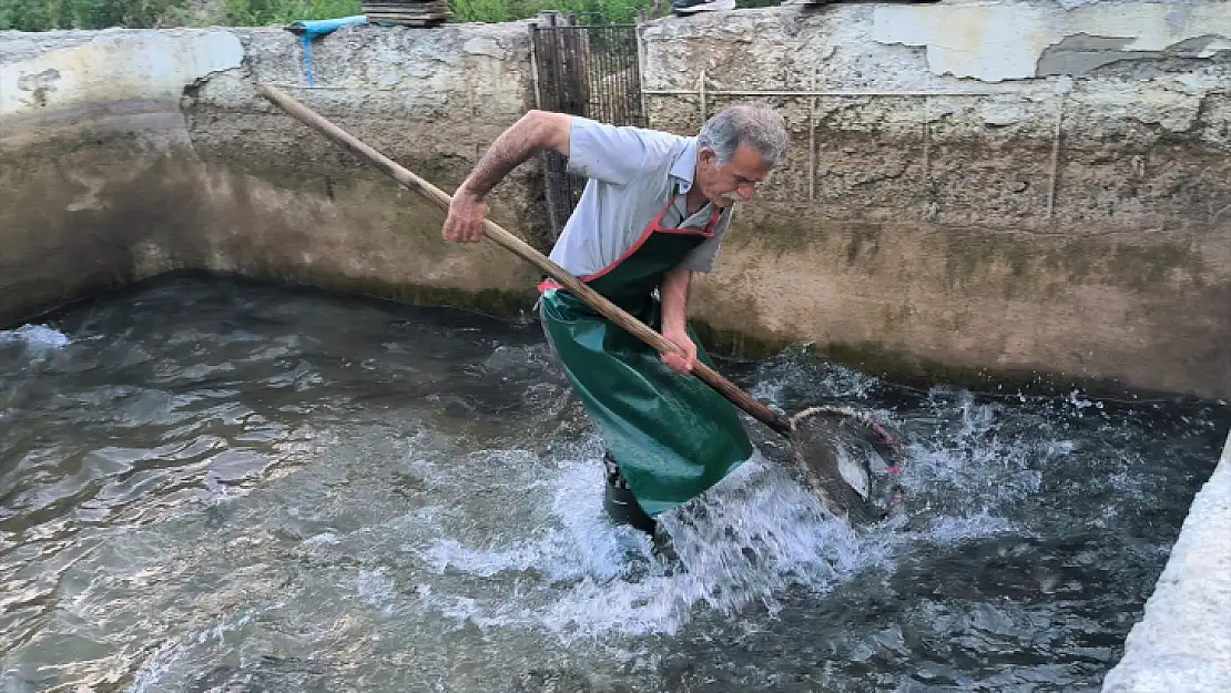 Türk Kızılaydan Depremde İşletmesi Zarar Gören Balık Üreticisine Destek