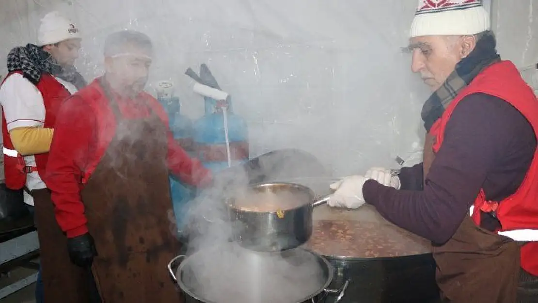Türk Kızılayı, 68 noktada depremzedelere dağıtım yapıyor
