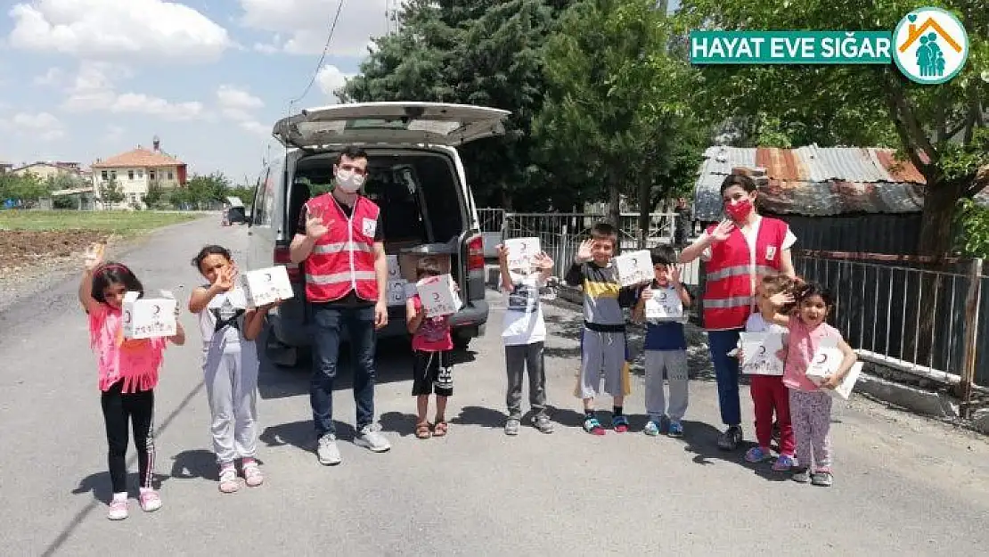 Türk Kızılayı Arguvan'da maske dağıttı