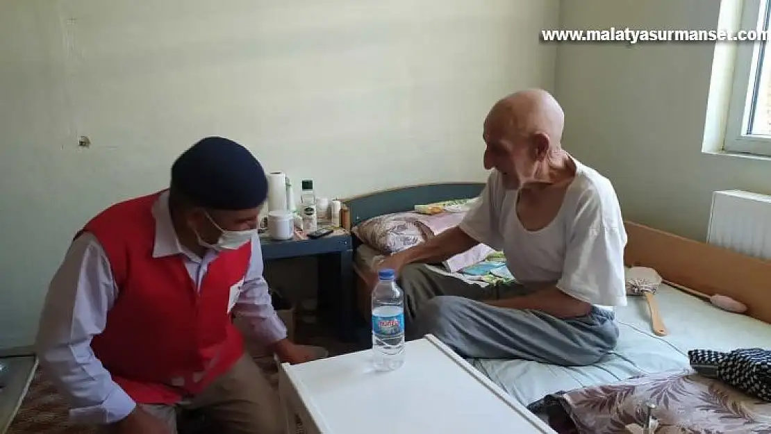 Türk Kızılayı Dicle'de engelli, yaşlı ve hastaları ziyaret etmeye devam ediyor