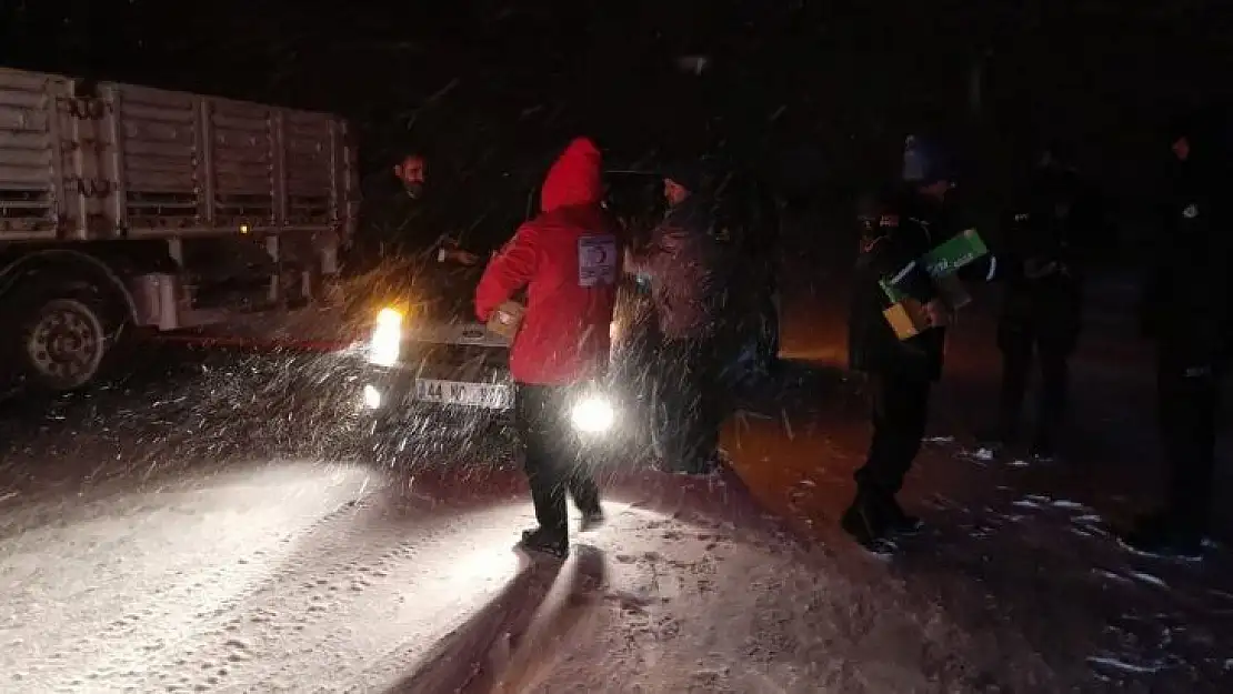 Türk Kızılayı Malatya'da yolda kalan araç sürücülerine kumanya dağıttı