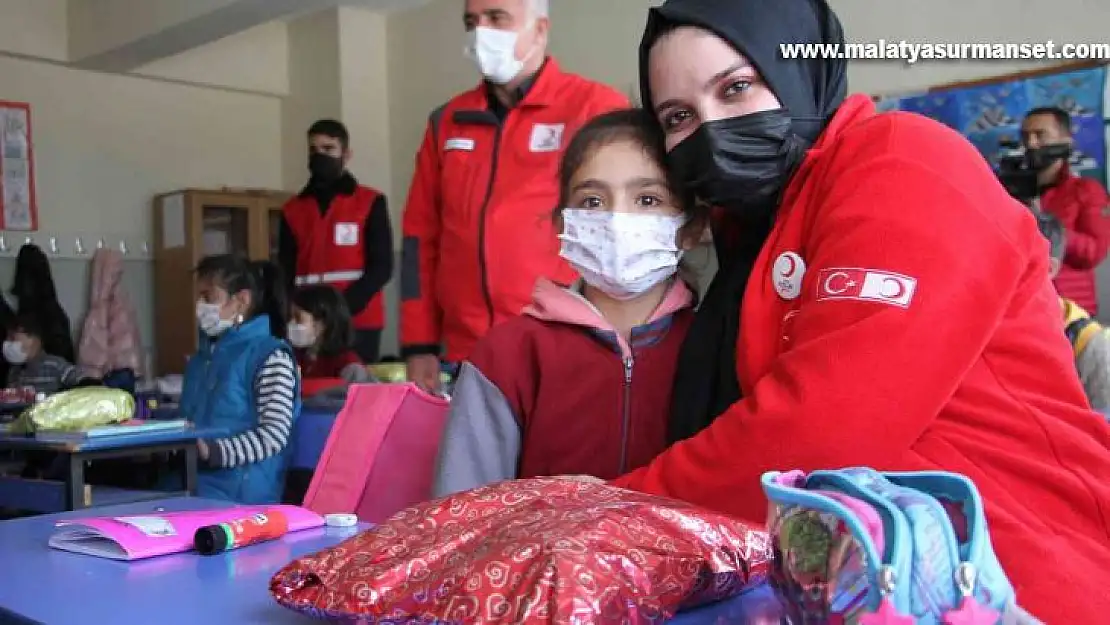 Türk Kızılayı'ndan 10 bin öğrenciye atkı bere takımı