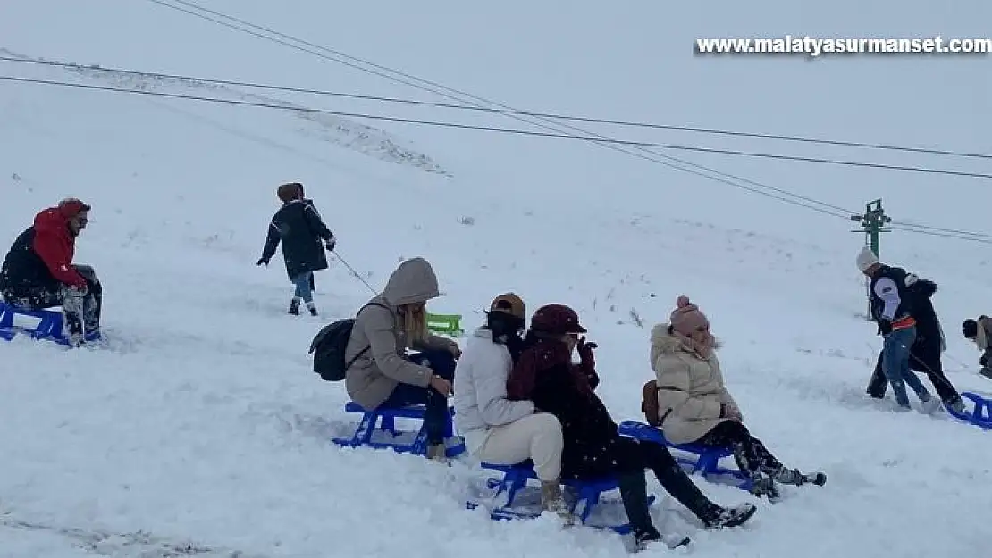 Türkiye'nin göl manzaralı kayak merkezinde sezon açıldı