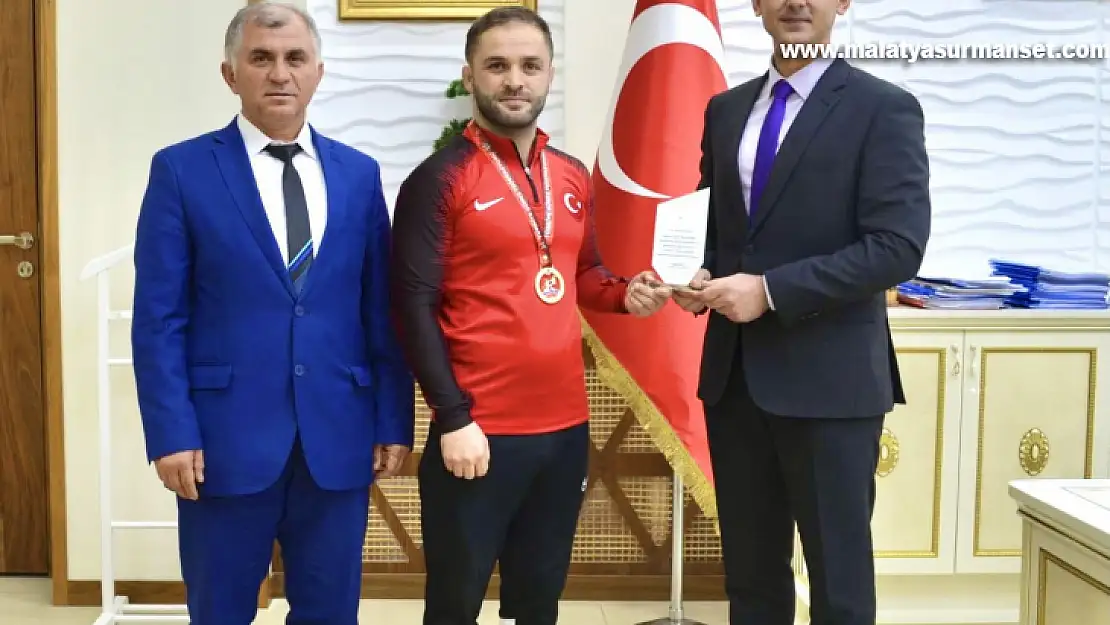 Türkiye Şampiyonu güreşçiye hediye