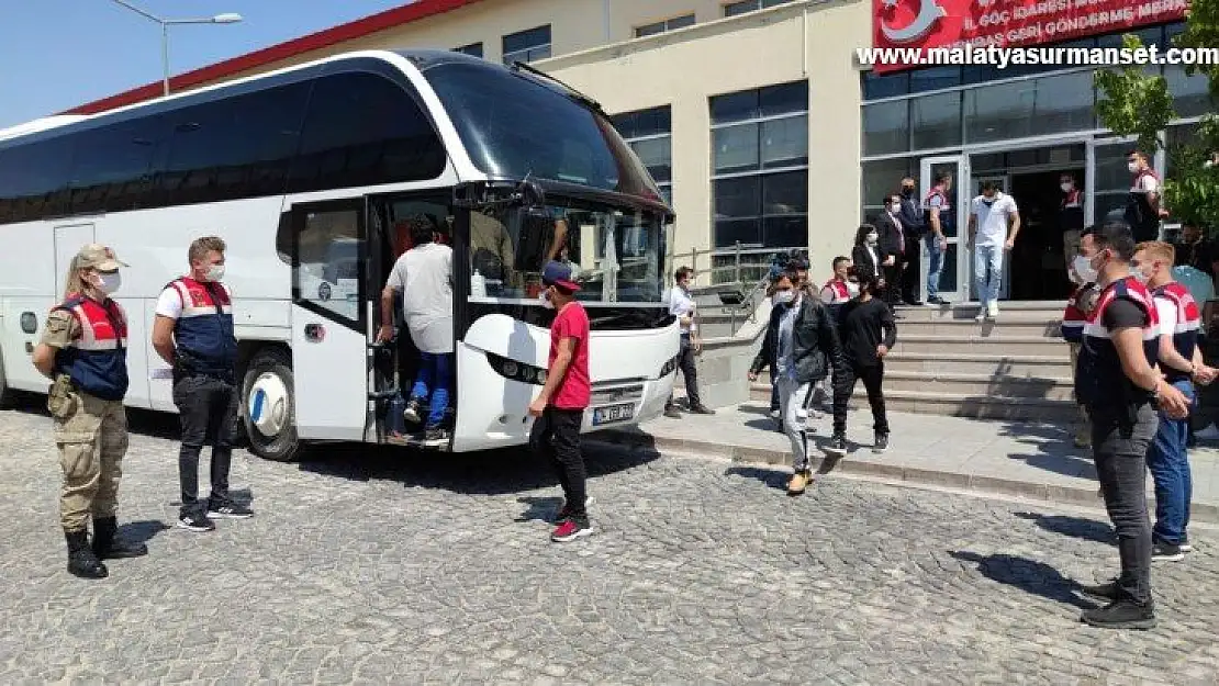 Türkiye'ye kaçak girenler sınır dışı ediliyor