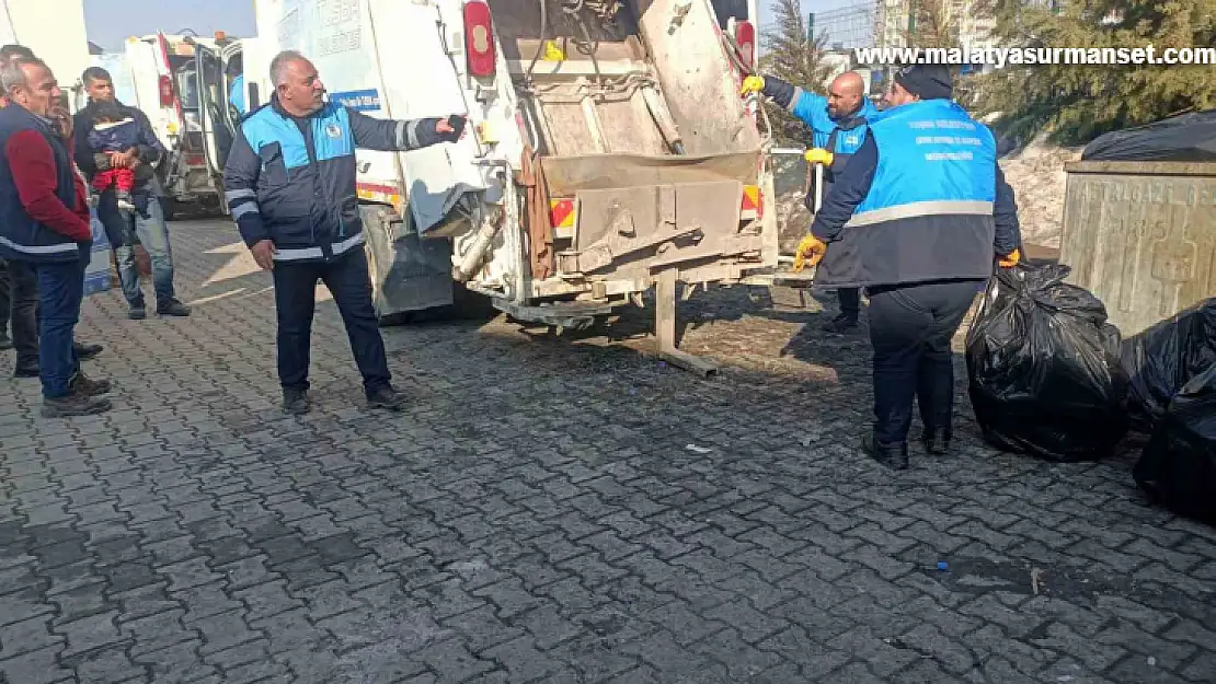 Tuşba Belediyesi deprem bölgesinde temizlik çalışması yapıyor