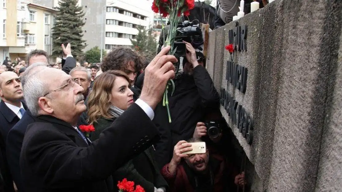 Uğur Mumcu ölümünün 27. yılında evinin önünde anıldı