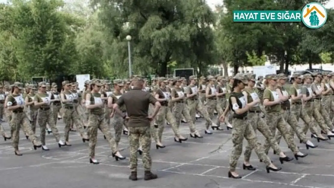 Ukrayna'da kadın askerlere topuklu ayakkabı giydirilmesine tepki yağdı