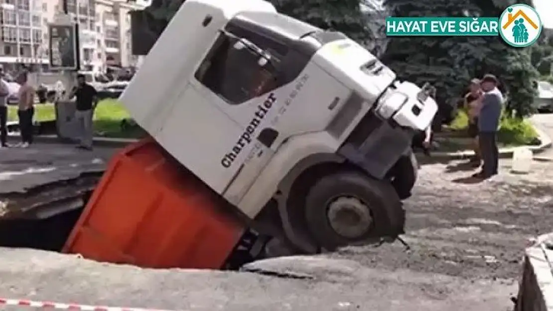 Ukrayna'da yol çöktü, kamyon çukura düştü