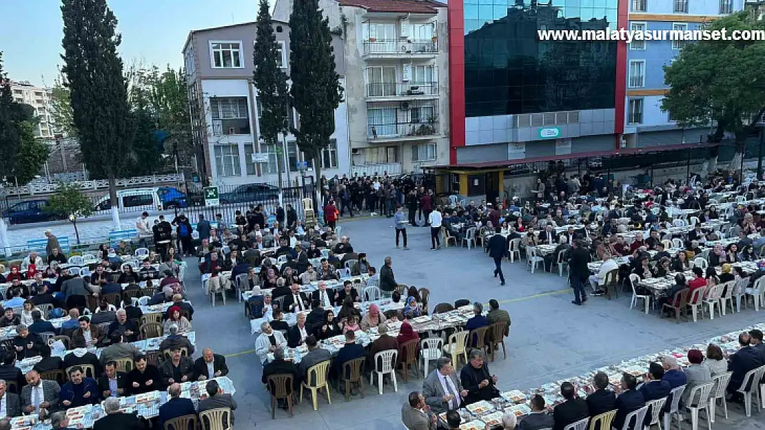 Ülkücüler 2 bin kişiyle iftar yaptı