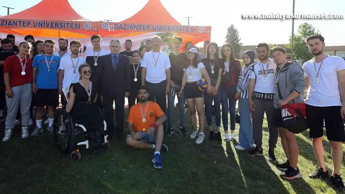 Uluslararası gençlik festivalinde dereceye giren sporculara ödül