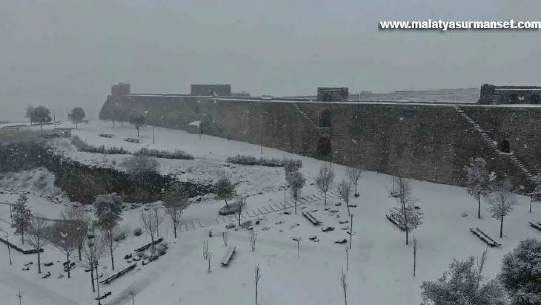 UNESCO listesindeki asırlık surlar beyaz gelinlik giydi