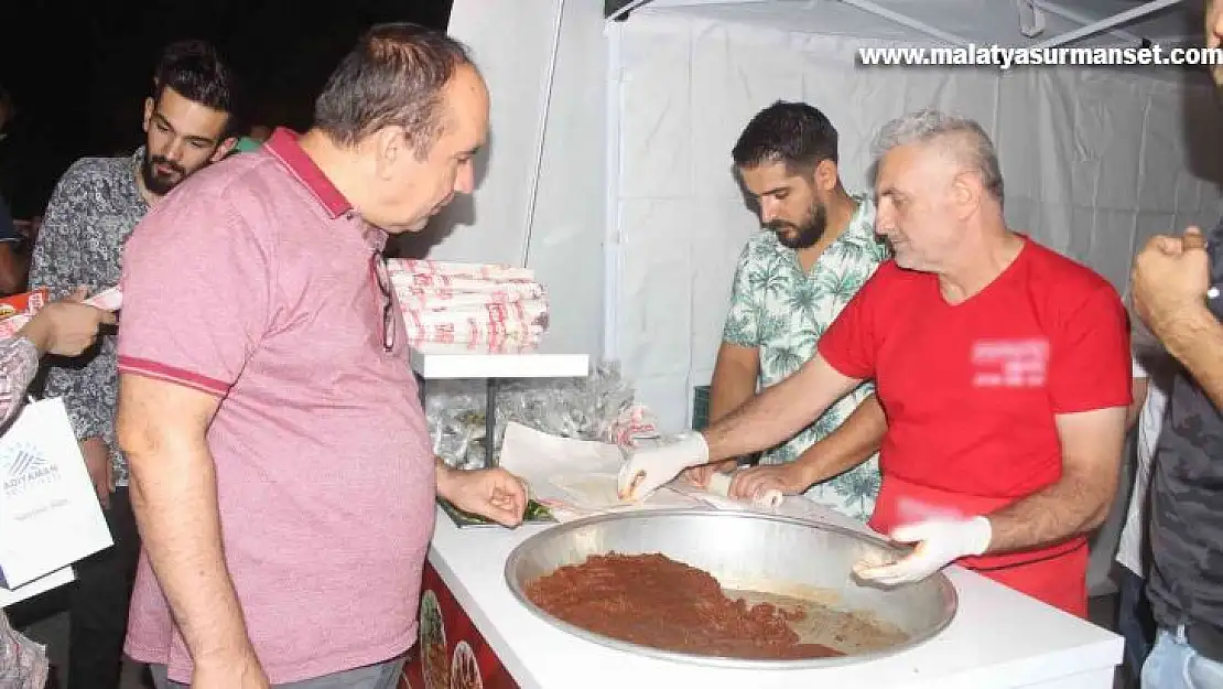 Üniversite öğrencileri çiğköfteyle karşılandı