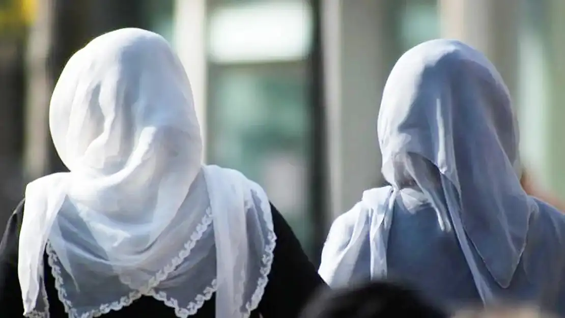 Üniversite Öğrencilerine  Başörtüsü Yasağı Mı Geliyor?