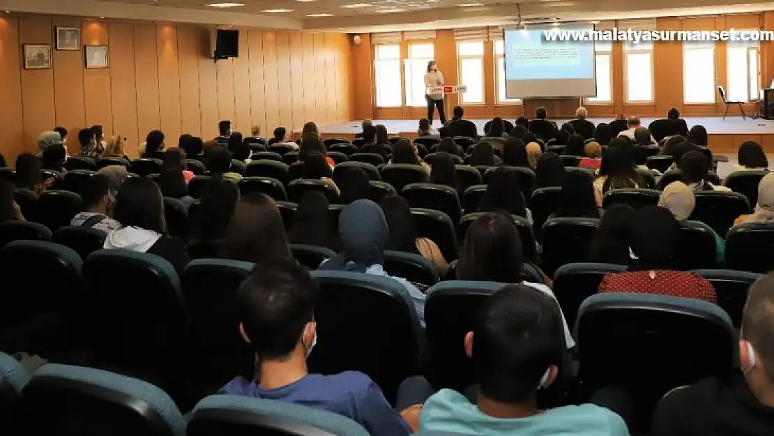 Üniversite öğrencilerine oryantasyon eğitimi