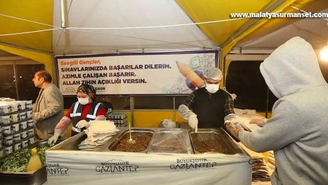 Üniversite öğrencilerine sınav döneminde yemek ikramı