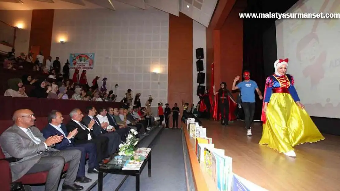Üniversitede çocuk edebiyatı festivali düzenlendi